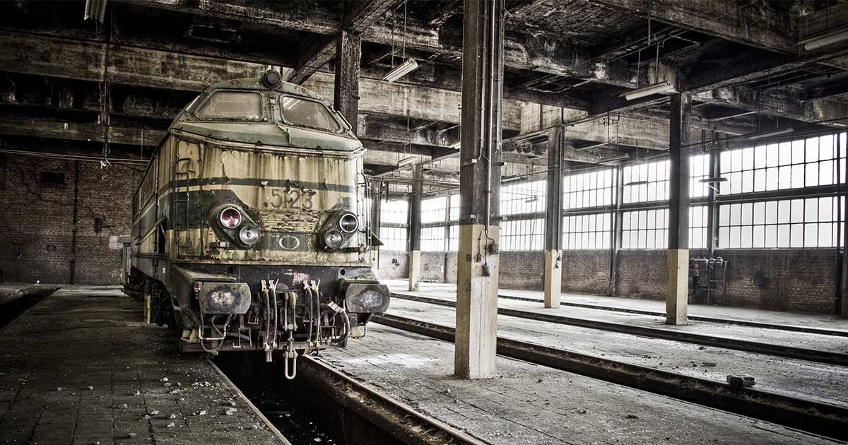 This train. Заброшенное депо метро. Заброшенное депо арт. Рисунок заброшенное депо. Раскраски заброшенное депо.